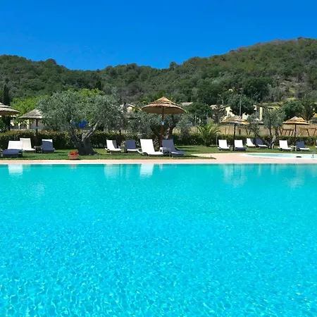 4 Beds, Ground Floor With Private Outdoor Area, In With Swimming-pool *